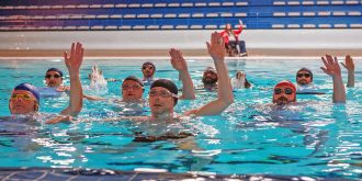 Le Grand Bain Gilles Lellouche piscine mains levees