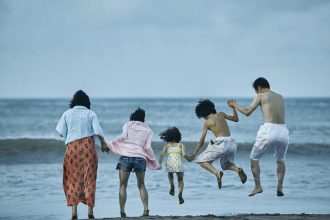 famille affaire plage ensemble hirokazu kore-eda
